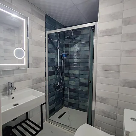 Aim Hotel *