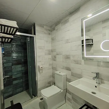Aim Hotel *
